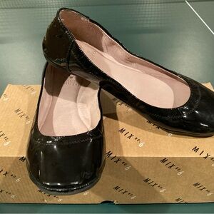 Vince Camuto: black ballet flats: 6M
